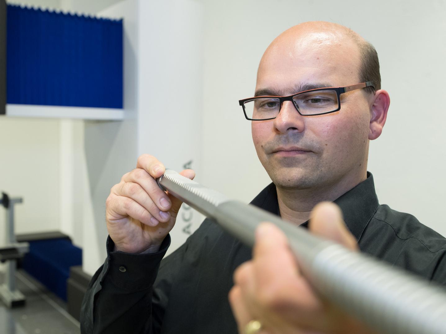 Technician with ZEISS Linescan