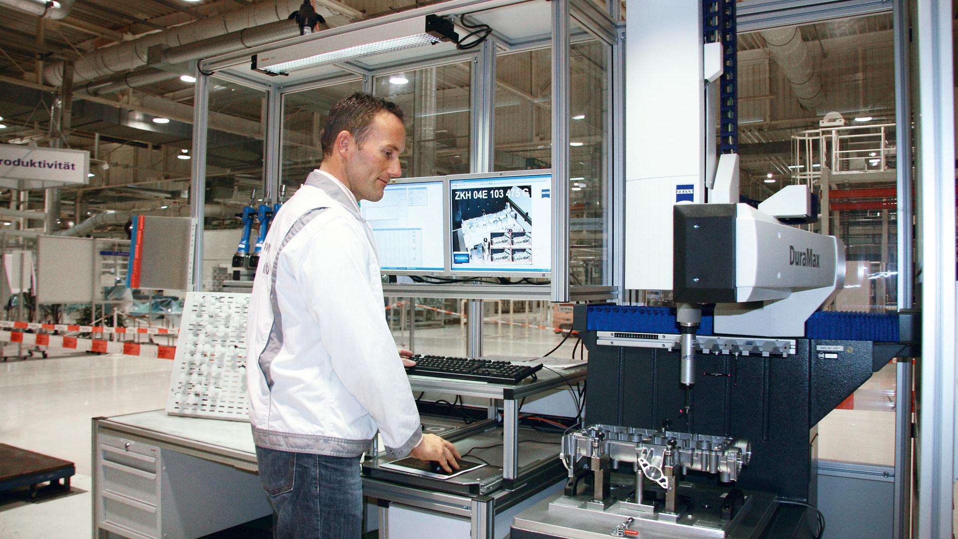 In de motorenfabriek van Volkswagen Sachsen GmbH in Chemnitz worden flexibel programmeerbare ZEISS DuraMax 3D-coördinaten-meetmachines gebruikt voor steekproefmetingen op de werkvloer.