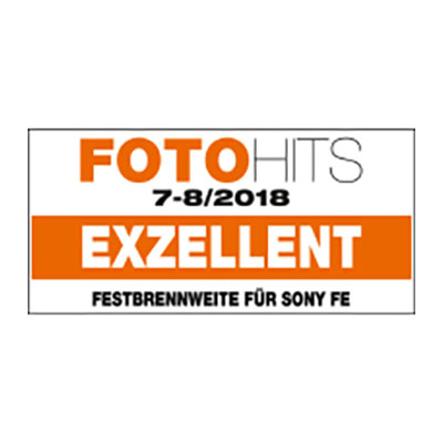 Award badge from FOTOHITS magazine, issue 7-8/2018, rating a ZEISS fixed focal length lens for Sony FE as "EXZELLENT".