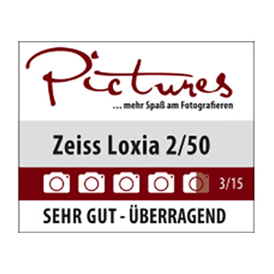 Award badge from FOTOHITS magazine, issue 9/2014, rating ZEISS fixed focal length lenses for Fujifilm X cameras as "EXZELLENT" in a lens test.