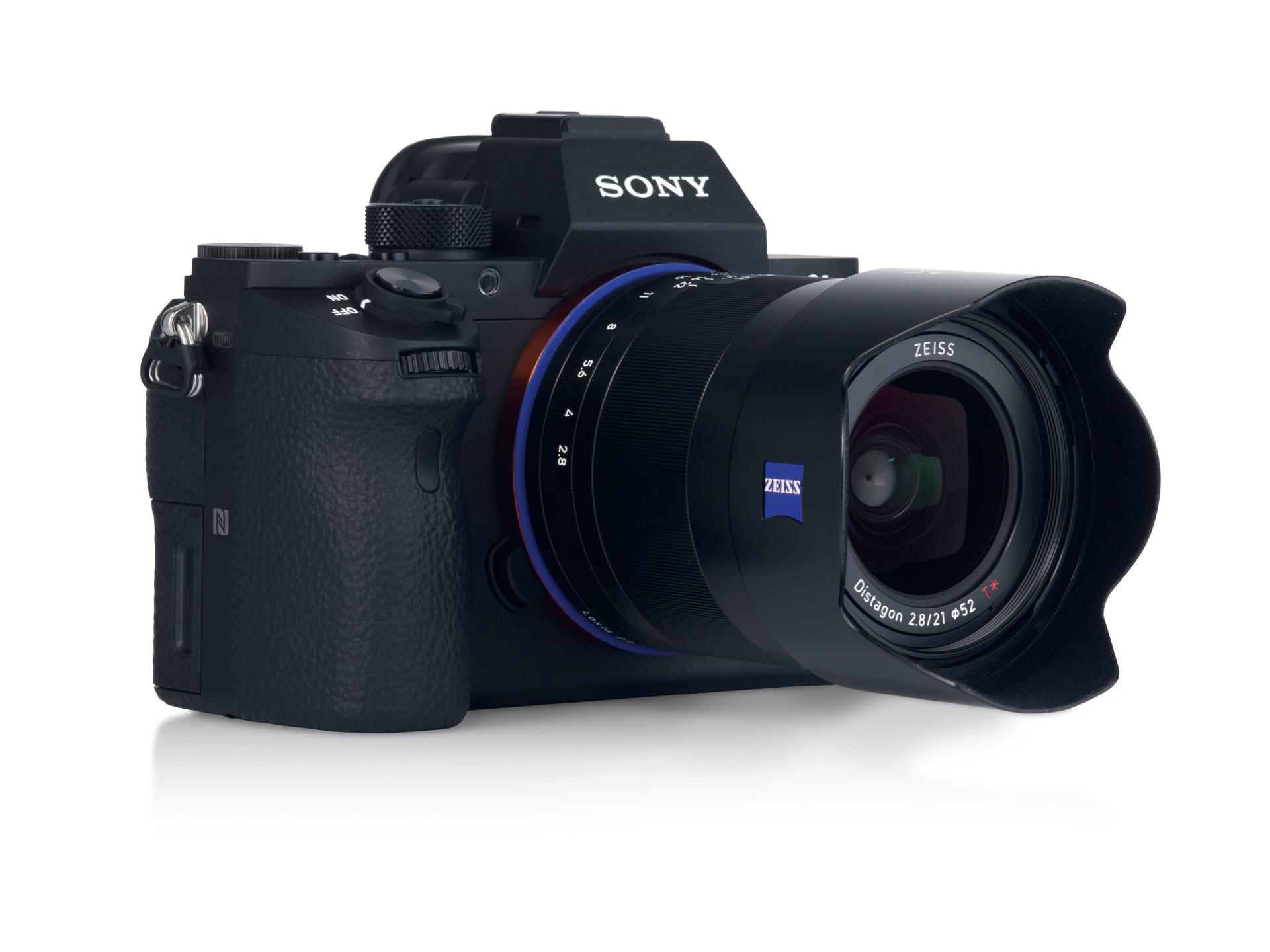 Sony mirrorless camera equipped with a ZEISS Distagon 2.8/21 wide-angle lens featuring a petal-shaped lens hood.