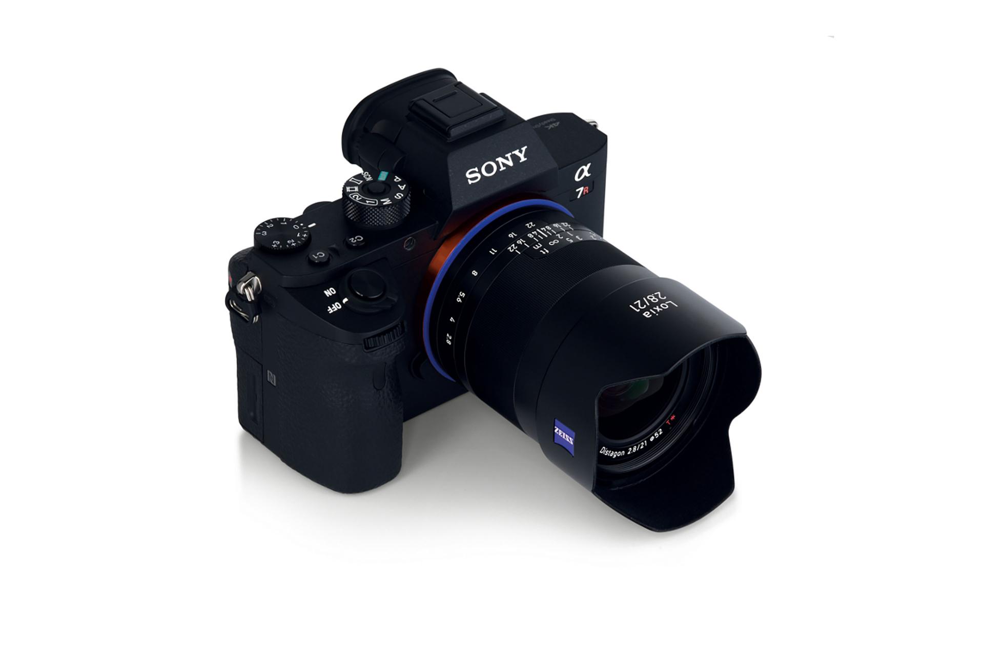 A SONY mirrorless camera equipped with a ZEISS Batis 2/25 wide-angle lens.