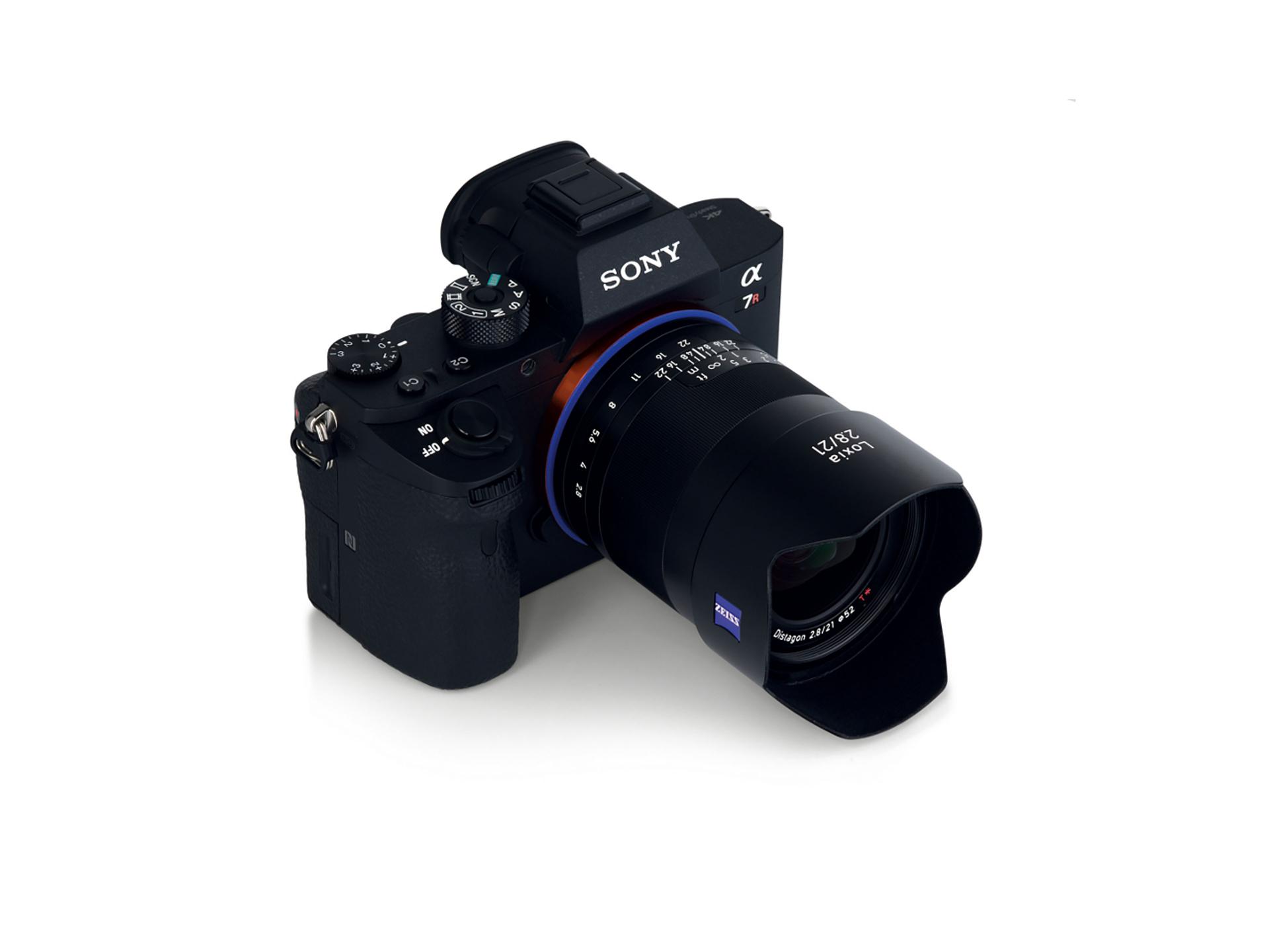 A SONY mirrorless camera equipped with a ZEISS Batis 2/25 wide-angle lens.
