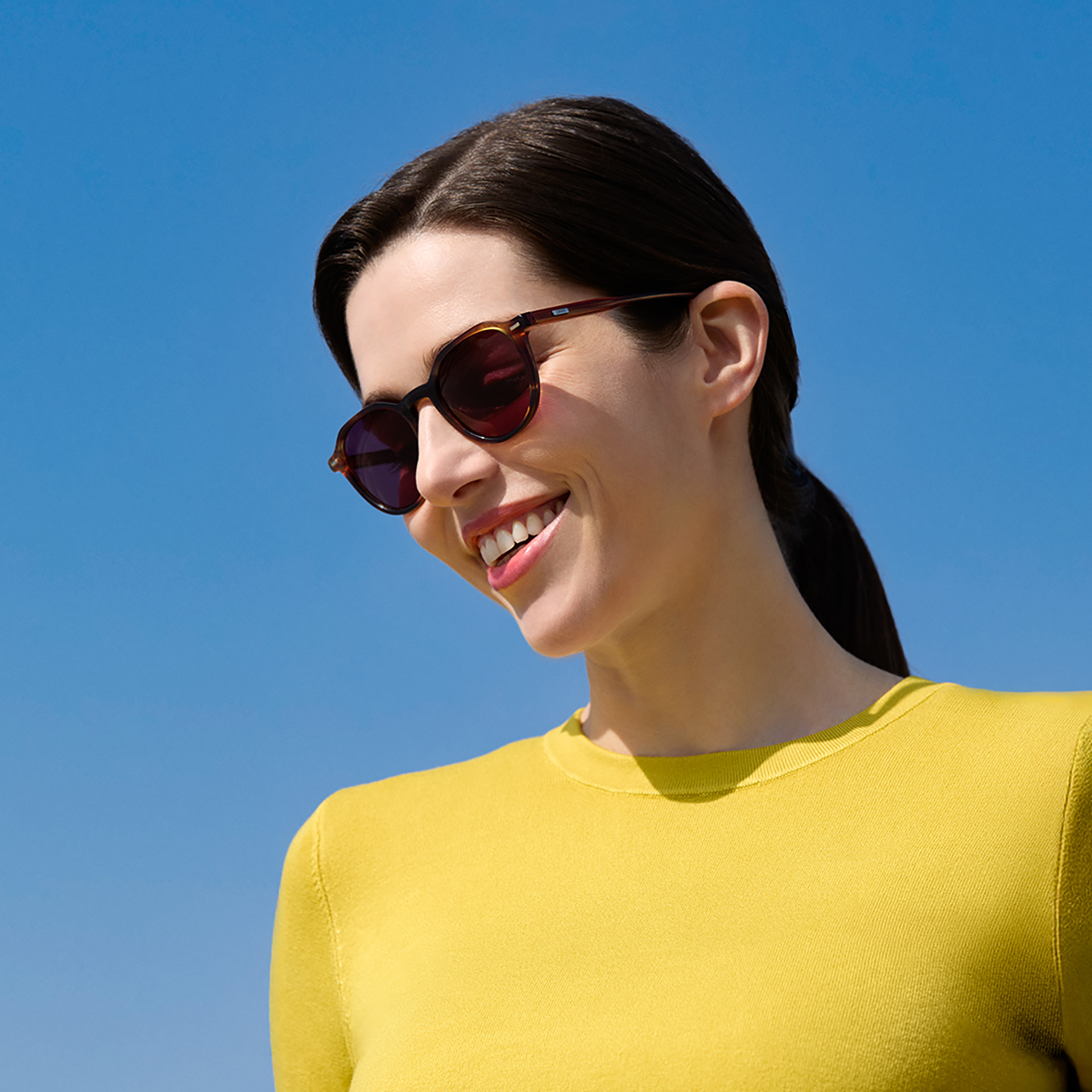 Een vrouw draagt zonnebrilglazen op sterkte van ZEISS in de kleur Burgundy.