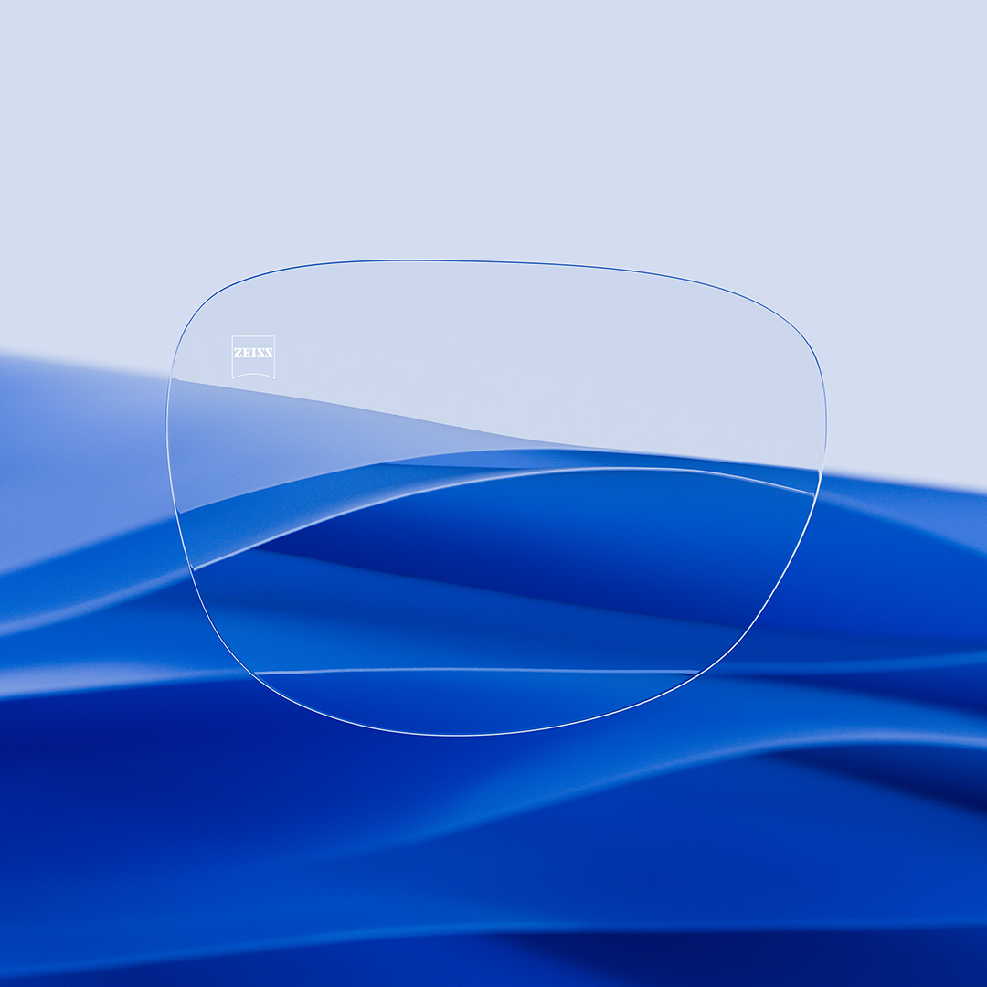 Een afbeelding met een gedeeld brillenglas waarvan de ene helft helder en schoon is dankzij ZEISS DuraVision, terwijl de andere helft vol zit met krassen.