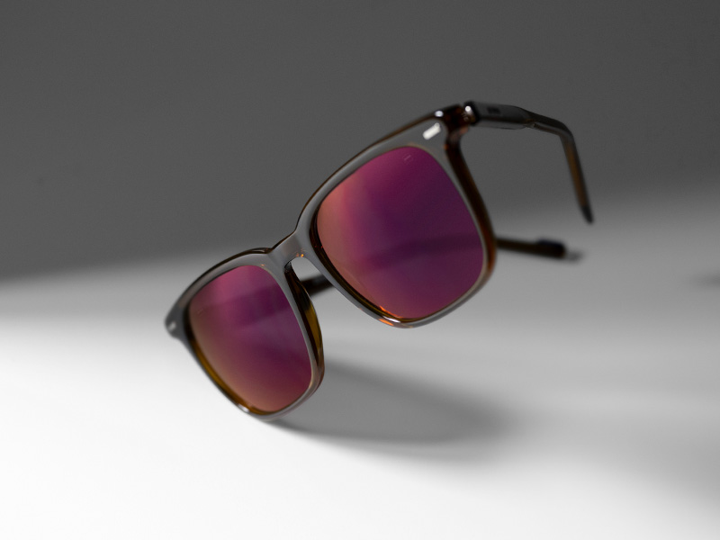 ZEISS DuraVision Gold UV brillenglascoating op gekleurde zonnebriglazen in de kleur Burgundy.