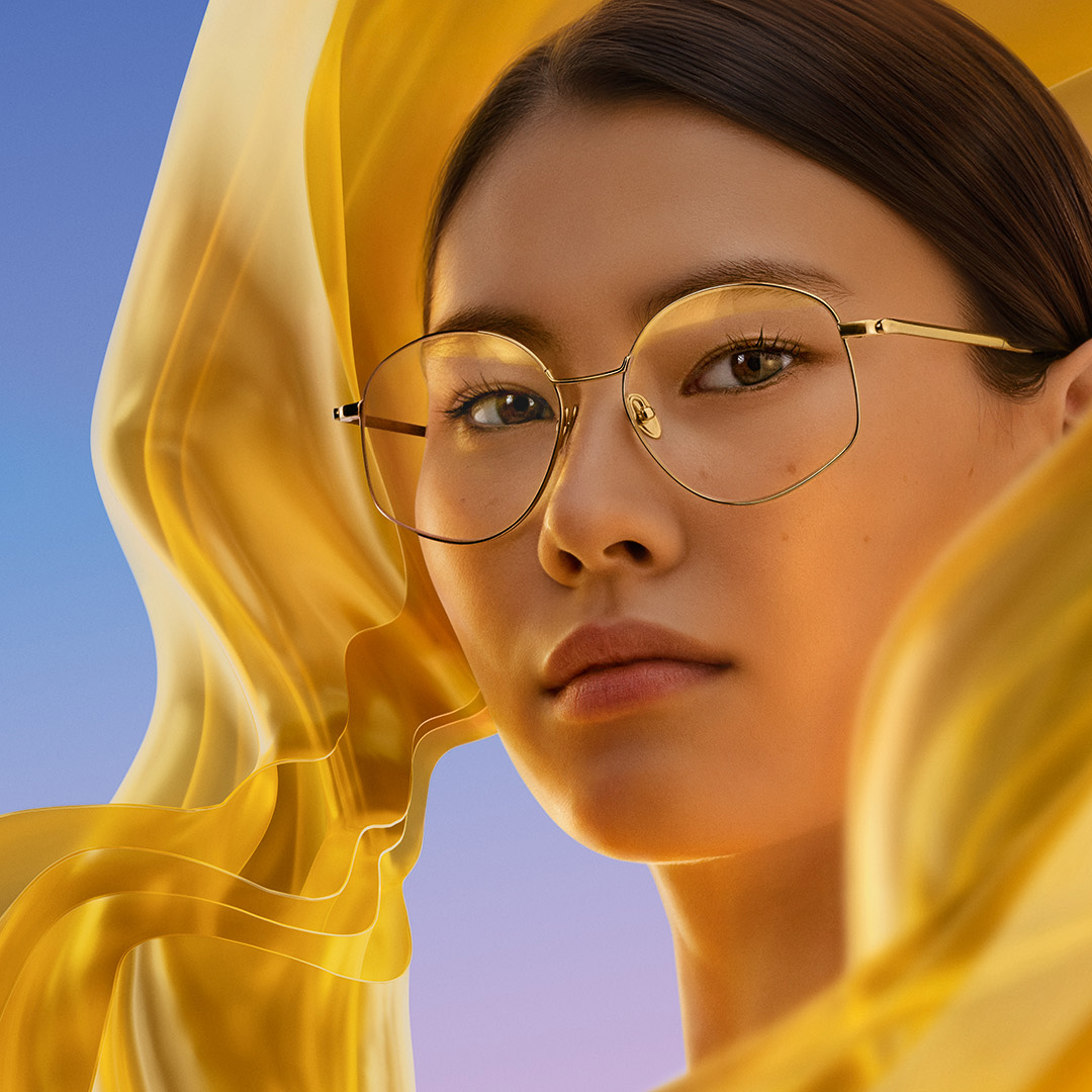 Een vrouw die een bril draagt met ZEISS DuraVision Gold UV antireflectiecoating, waarbij de subtiele goudkleurige glans op het glas zichtbaar is.
