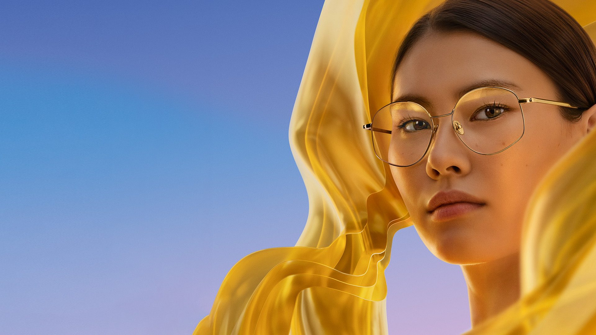 Een vrouw die een bril draagt met ZEISS DuraVision Gold UV antireflectiecoating, waarbij de subtiele goudkleurige glans op het glas zichtbaar is.