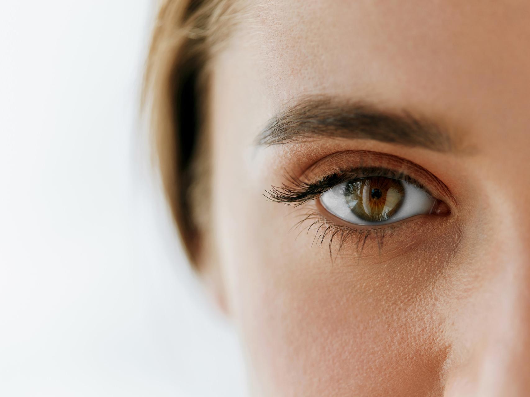 De afbeelding toont een close-up van het gezicht van een vrouw, met de focus op het linkeroog. 