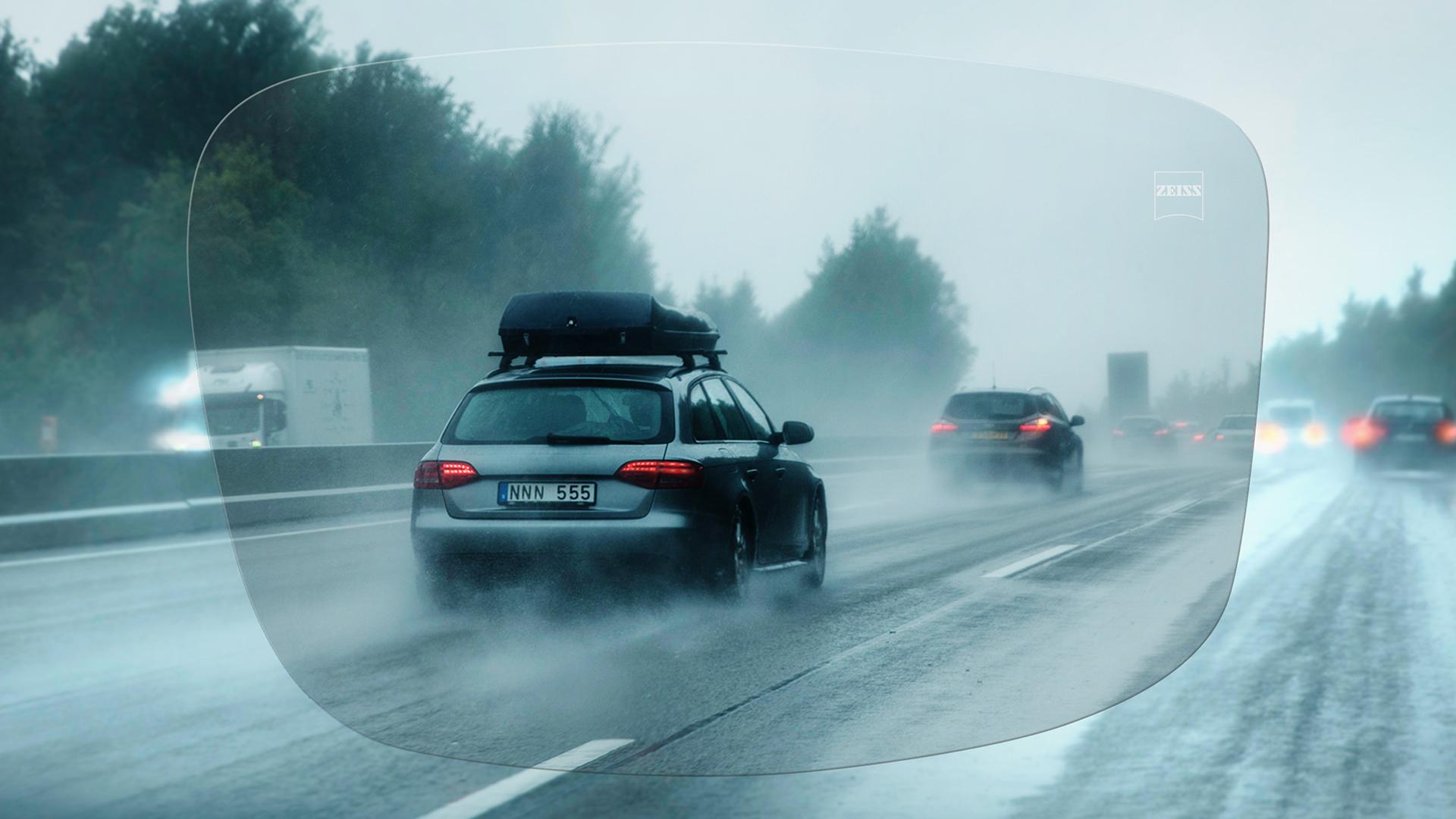 Zicht door een ZEISS Unifocaal DriveSafe brillenglas op de snelweg op een regenachtige dag 