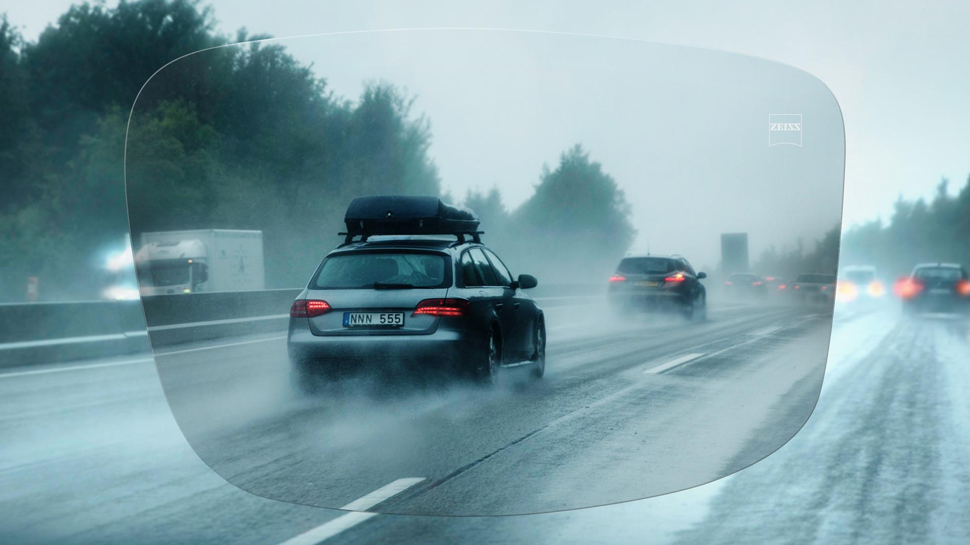 Zicht door een ZEISS Unifocaal DriveSafe brillenglas op de snelweg op een regenachtige dag 