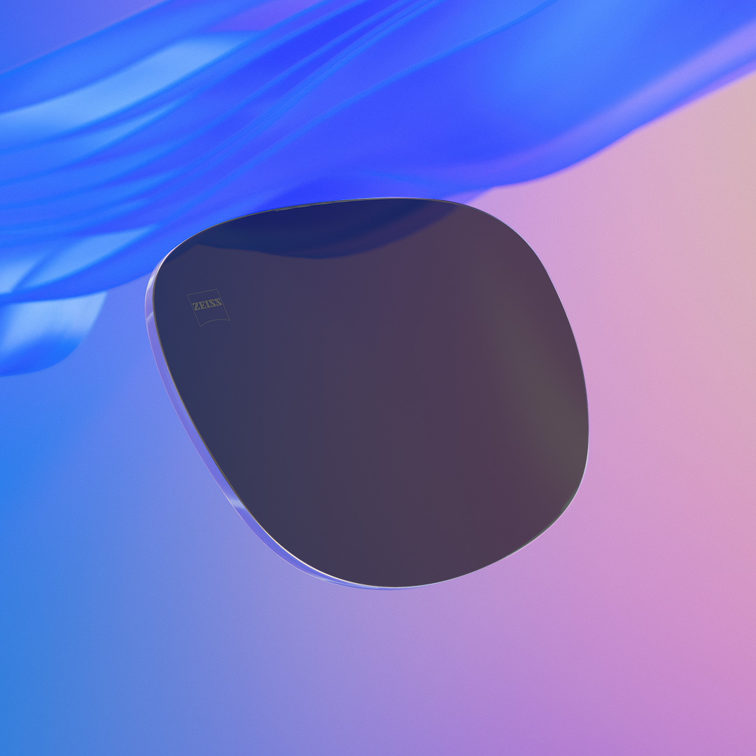 Een schuifafbeelding waarbij de ene helft een intens gekleurd ZEISS zonnebrilglas op sterkte toont. De andere helft is hetzelfde, maar minder intens gekleurd.