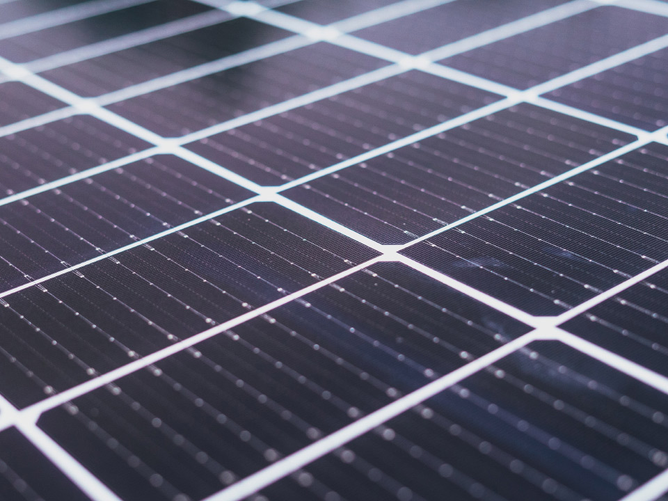 Een close-up van fotovoltaïsche panelen. 