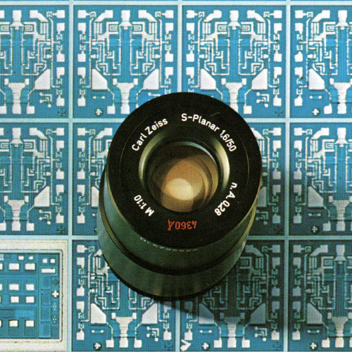 Een afbeelding van een ZEISS S-Planar-lens bovenop microstructuren. 