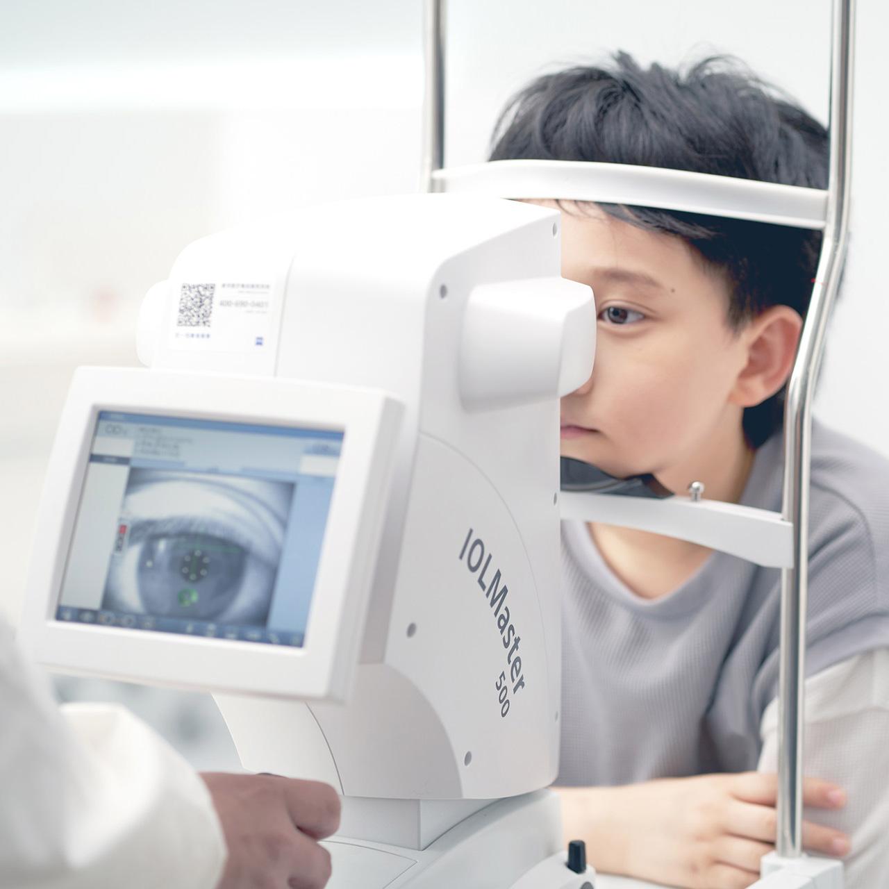Jongen van wie het oog wordt onderzocht met ZEISS IOLMaster 500