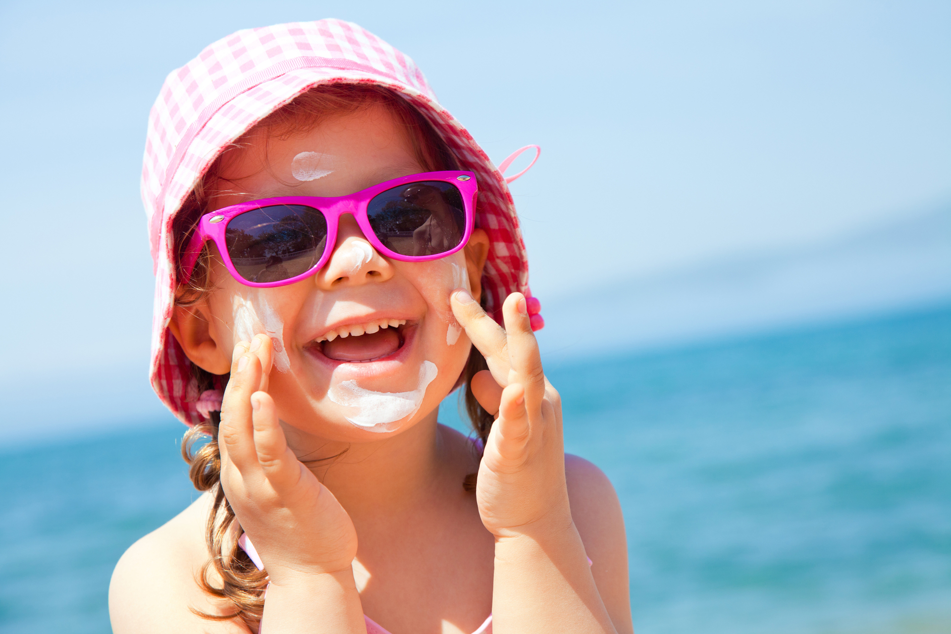 Kinderogen zijn gevoeliger voor UV-straling en het is belangrijk om hun huid en ogen tegen de zon te beschermen. 
