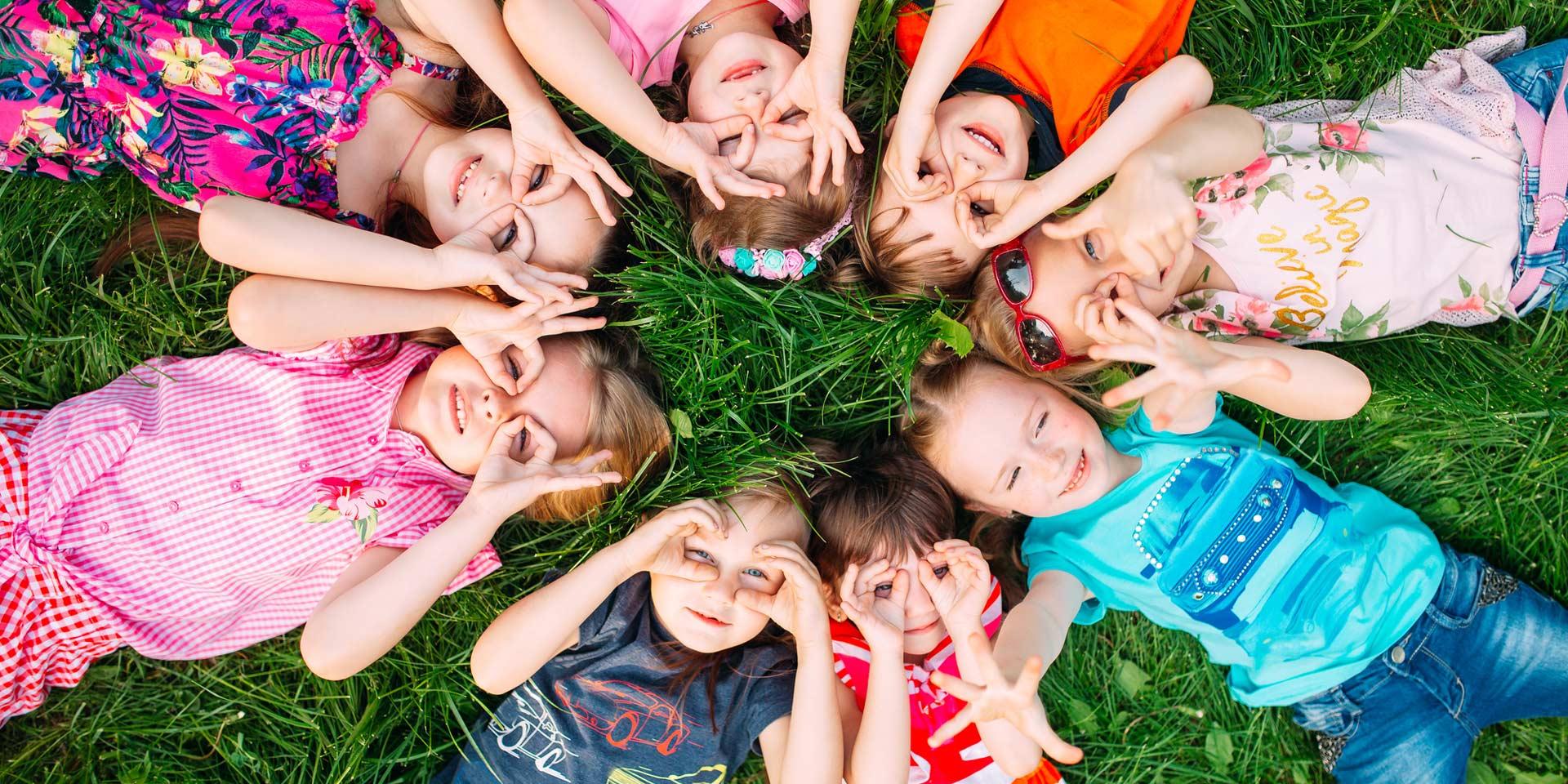 Een kinderbril moet robuust zijn en tegen een stootje kunnen tijdens het sporten, op school en in het speelkwartier. Een kinderbril moet onbreekbaar en flexibel zijn en zo min mogelijk wegen.