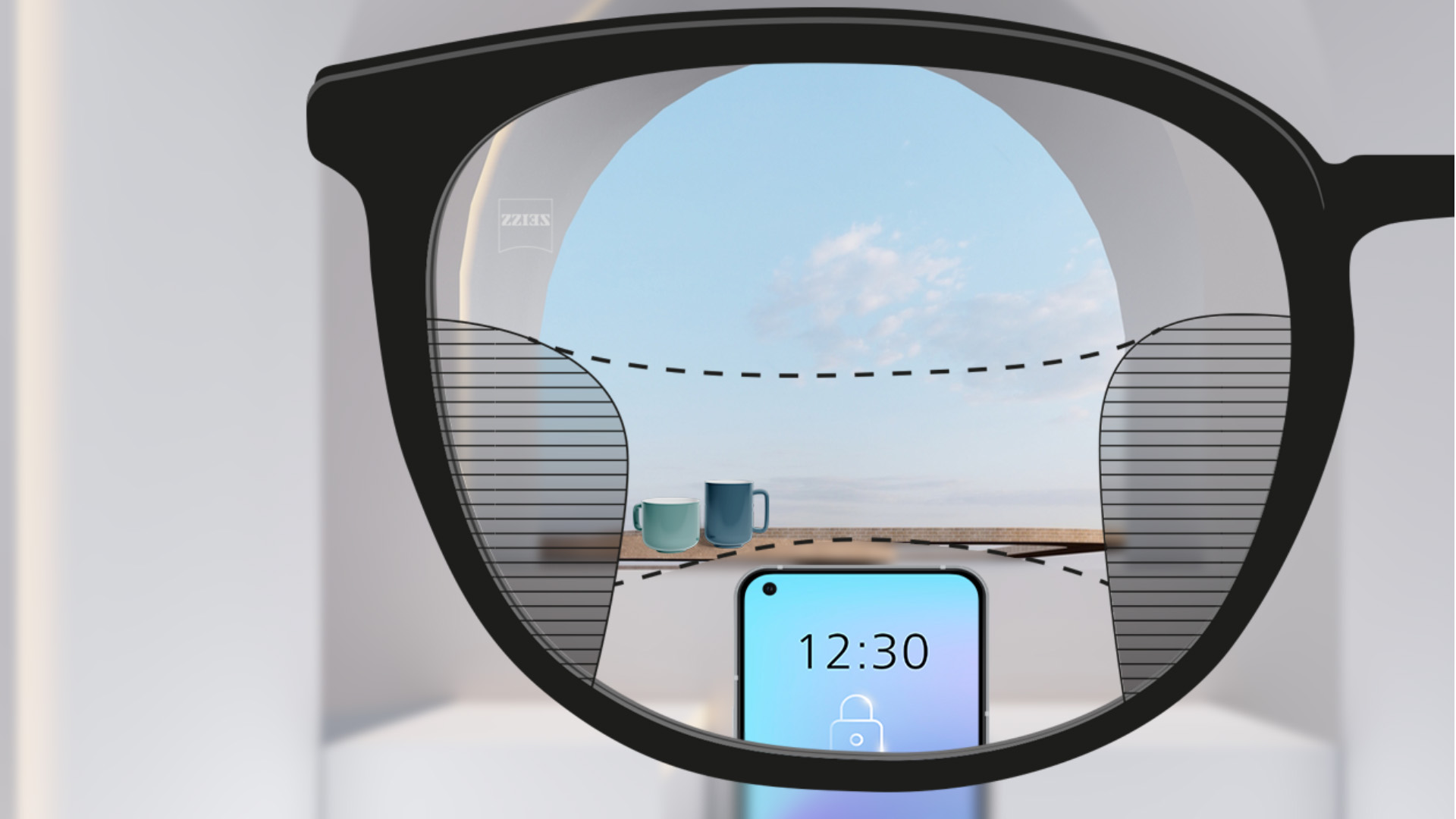 Een point of view-afbeelding met ZEISS progressieve SmartLife brillenglazen met een smartphone en kopjes op de achtergrond, terwijl het objectief volledig helder is met links en rechts smalle wazige delen.
