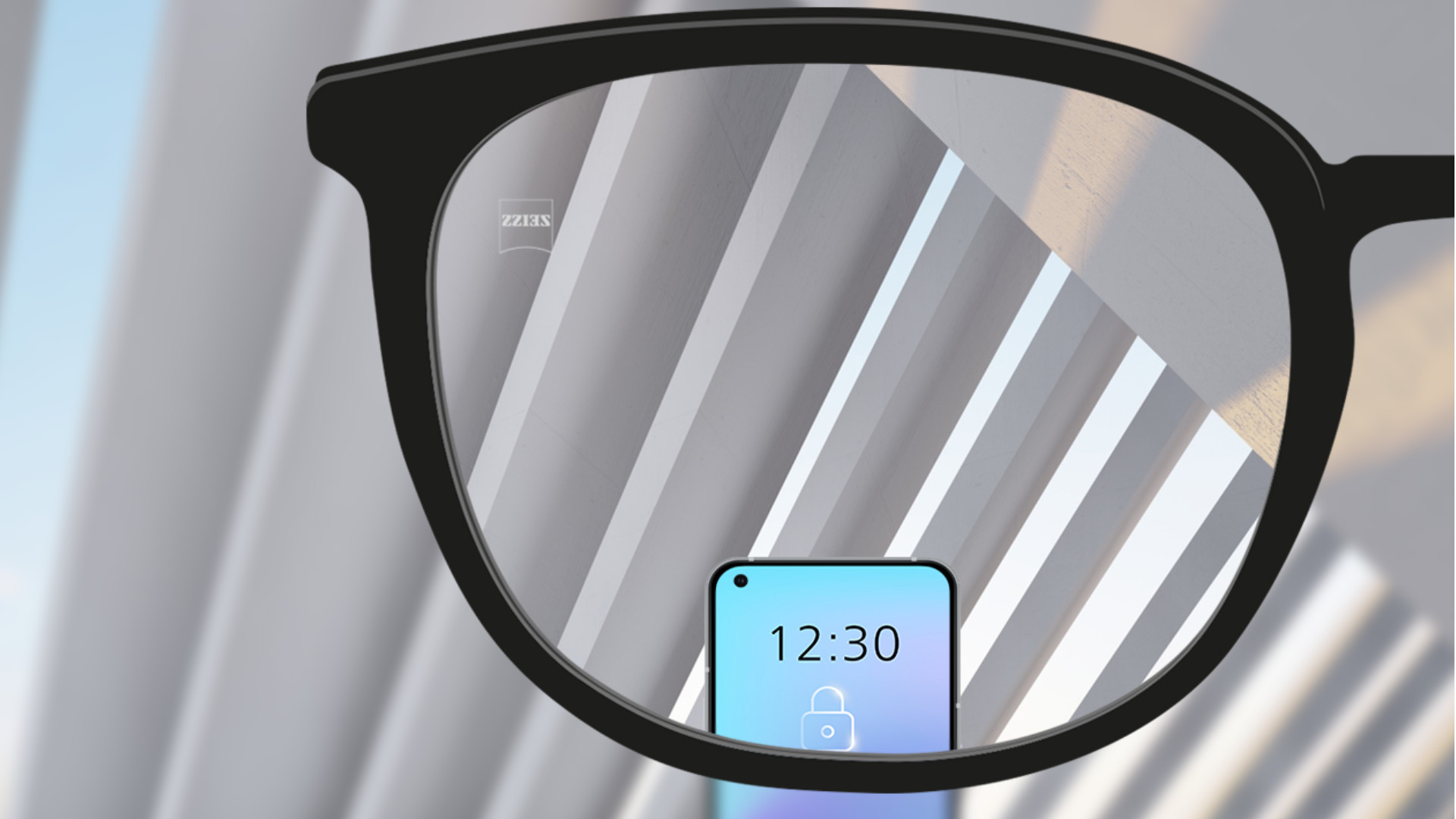 Een point of view-afbeelding met ZEISS unifocale SmartLife brillenglazen met een smartphone en een volledig helder brillenglas.