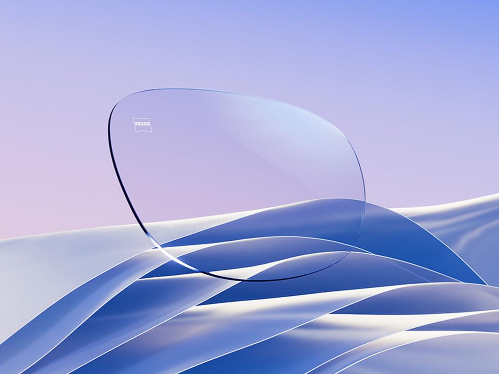 Een CGI afbeelding van een helder brillenglas met een subtiele blauw-witte glans.