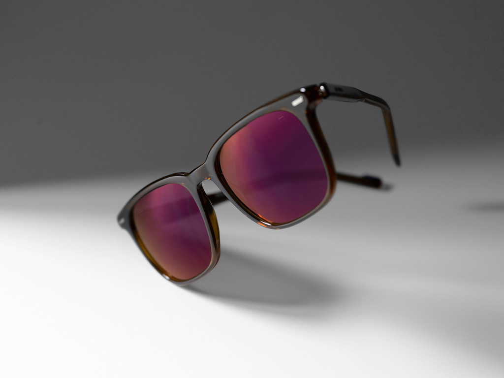 Afbeelding van ZEISS zonnebrilglass op sterkte met gekleurde zonnebrilglazen in de kleur Burgundy en ZEISS DuraVision Gold brillenglascoating.