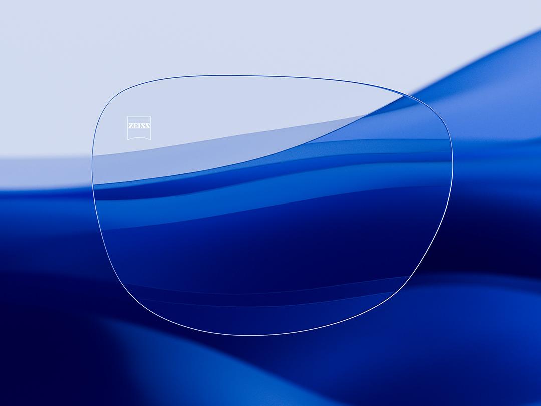Gedeeld beeld met aan de ene kant een ZEISS brillenglas dat kenmerkend helder en schoon is, terwijl de andere helft een sterk spiegelend standaard brillenglas laat zien, wat het verschil in optische kwaliteit illustreert.