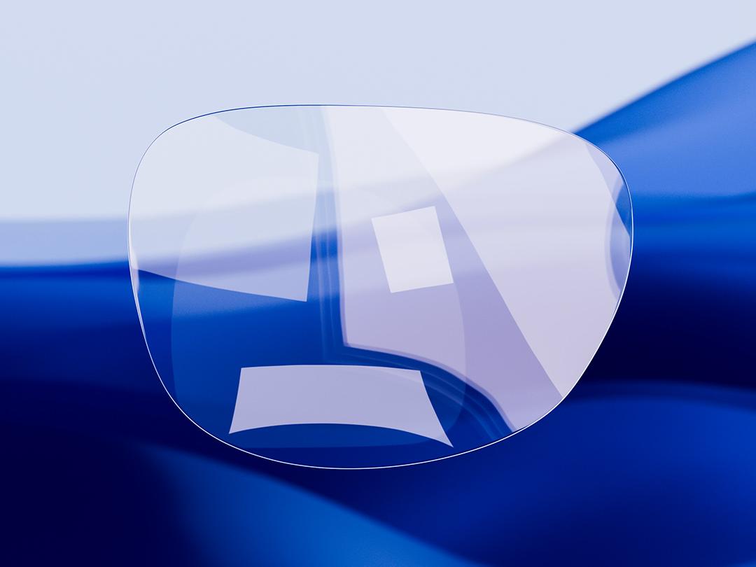 Gedeeld beeld met aan de ene kant een ZEISS brillenglas dat kenmerkend helder en schoon is, terwijl de andere helft een sterk spiegelend standaard brillenglas laat zien, wat het verschil in optische kwaliteit illustreert.