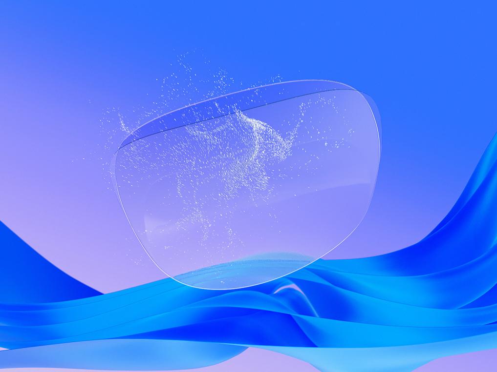 3D CGI afbeelding van een transparant brillenglas dat een antistatische coating krijgt, wat het vermogen toont om stofdeeltjes af te stoten en het oppervlak schoon te houden.