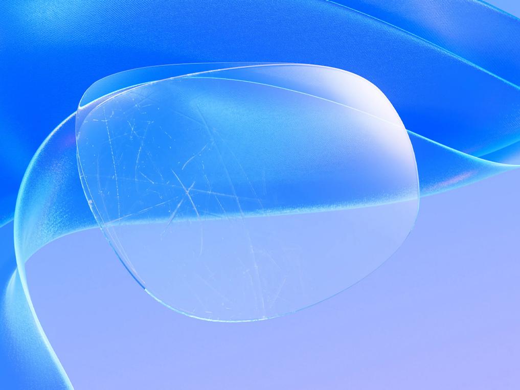 3D CGI afbeelding van een bekrast brillenglas dat een dunne coatinglaag krijgt om de krassen effectief weg te werken, waardoor een helder en onberispelijk glasoppervlak ontstaat.