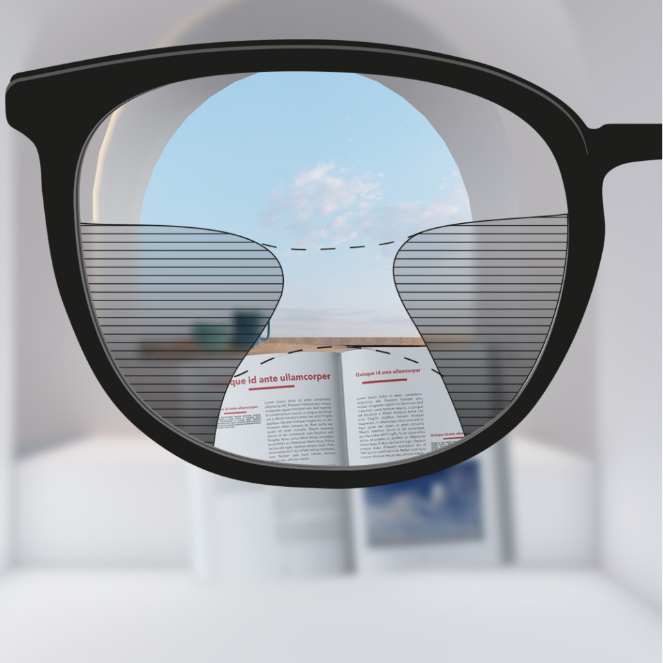 Een afbeeldingschuifregelaar met links een conventioneel multifocaal brillenglas met relatief beperkte zichtzones, vergeleken met rechts een premium brillenglas met helder zicht door een groter deel van het brillenglas.