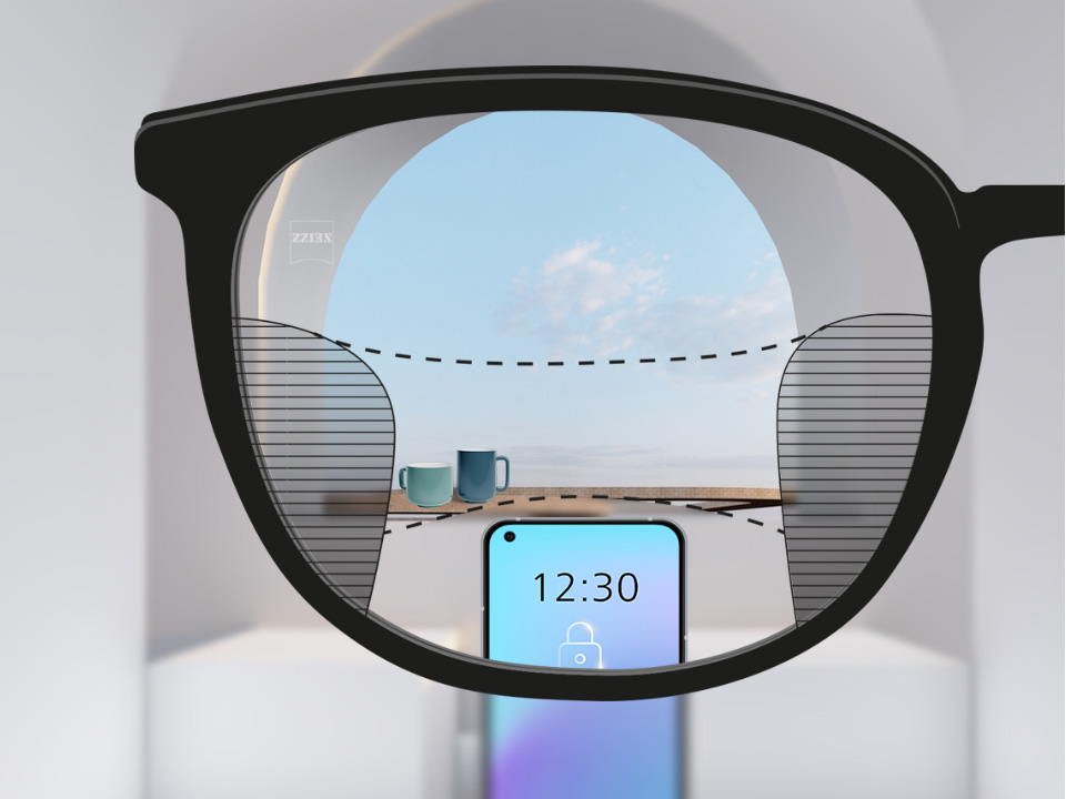 Schematische point-of-view-illustratie door een SmartLife progressief brillenglas met drie brede zichtzones voor dichtbij (smartphone), tussengelegen (koffiekopjes) en veraf (hemel) zichtcorrectie.