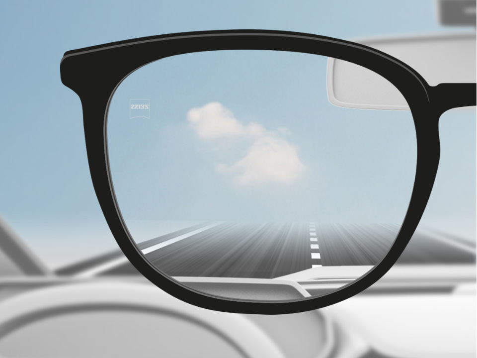Schematische point-of-view-illustratie door een DriveSafe unifocale brillenglas dat duidelijk zicht op de weg toont. . 