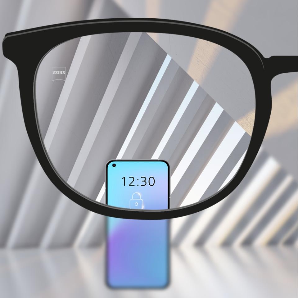 Een afbeelding met links een standaard brillenglas met vervormingen in de rand, vergeleken met rechts een premium brillenglas met een helder, onvervormd zicht door het hele brillenglas.