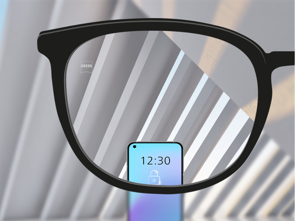 Schematische point-of-view-illustratie door een SmartLife unifocaal brillenglas waarbij verre objecten en een smartphone duidelijk te zien zijn zonder vervorming in de periferie. 