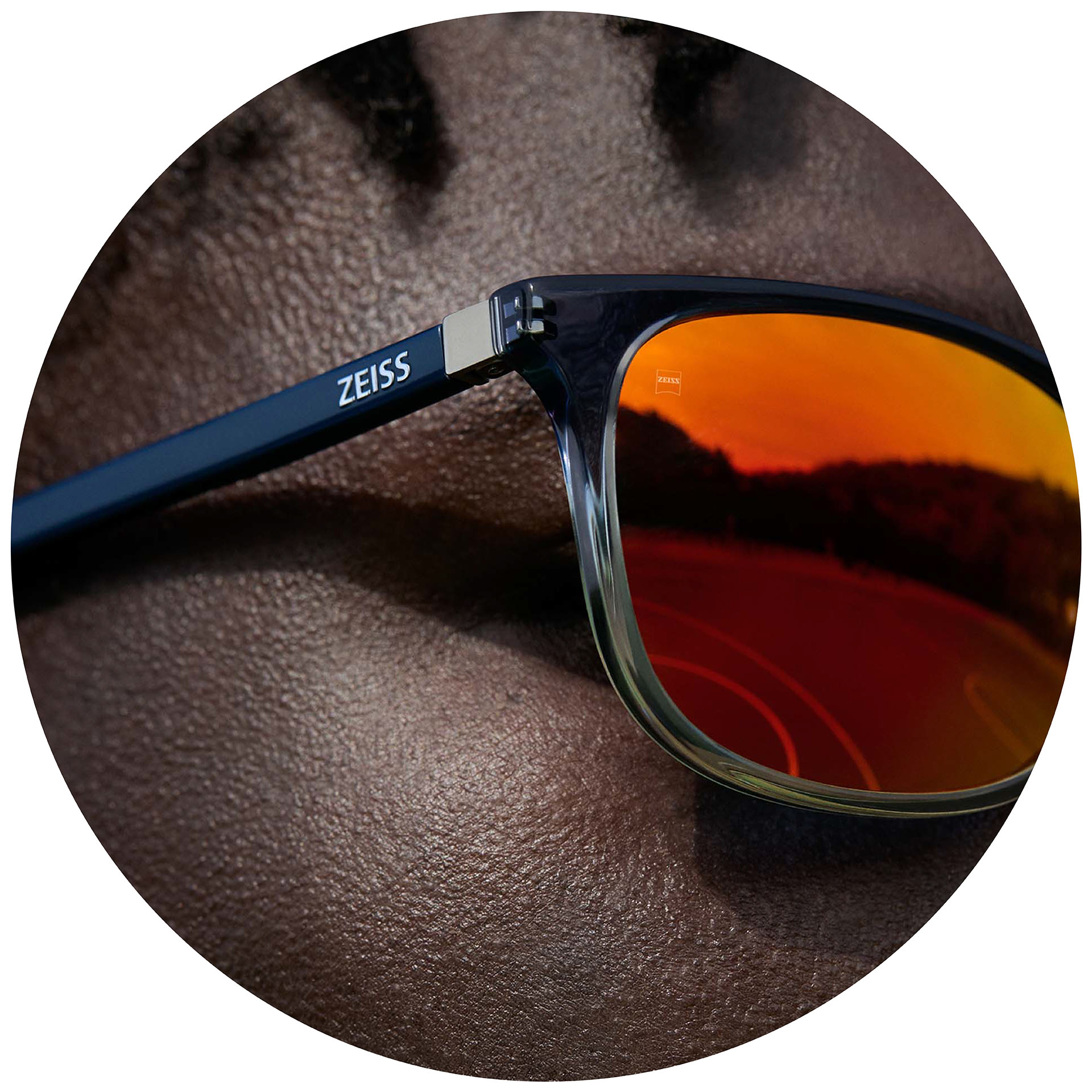 Een man met ZEISS Eyewear met zonnebrilglazen op sterkte met een oranje spiegelcoating.