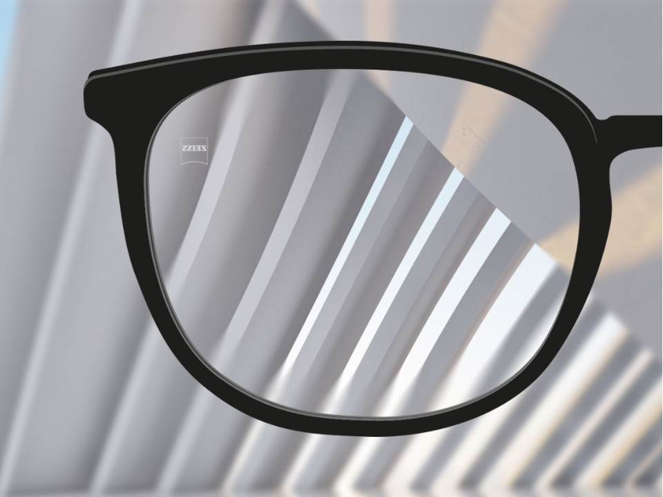 Een point of view-afbeelding met ZEISS unifocale ClearView brillenglazen en het brillenglas is helder, behalve aan de buitenkant van het brillenglas.