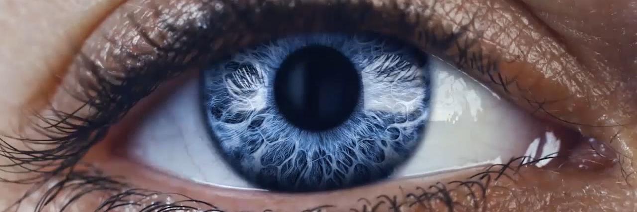 Een close-up van verschillende ogen, waarbij elke oog knippert voordat de volgende zichtbaar wordt.