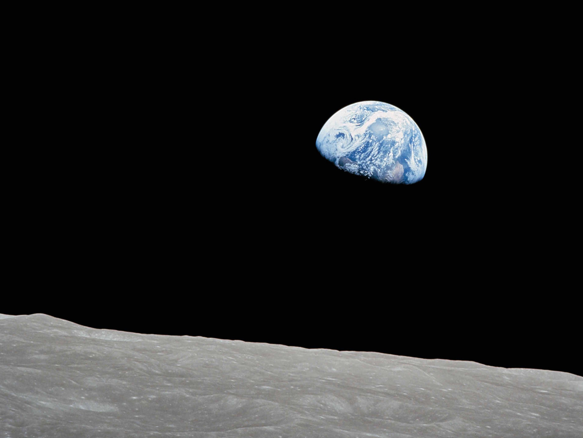 Perspectief vanaf het maanoppervlak naar de aarde.