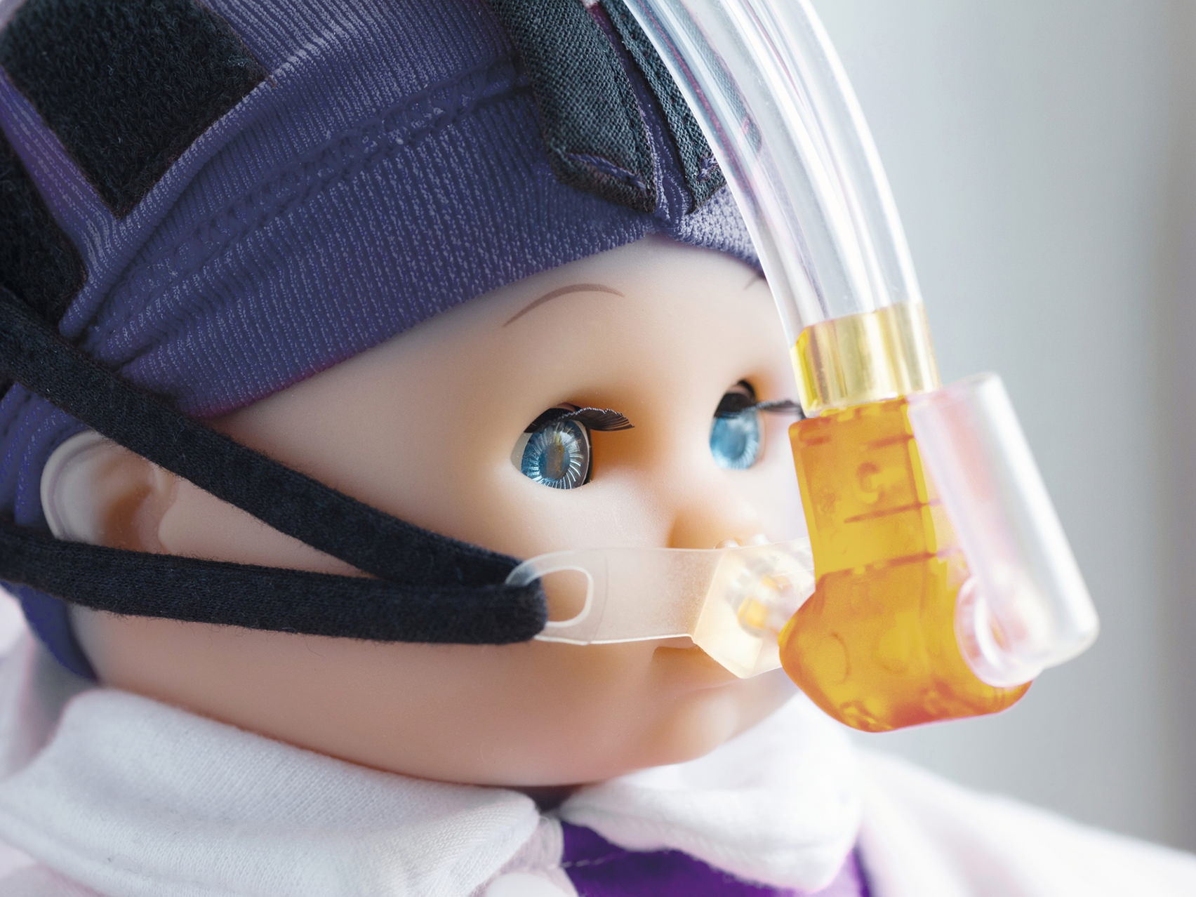 Close-up van een pop met een ademmasker.