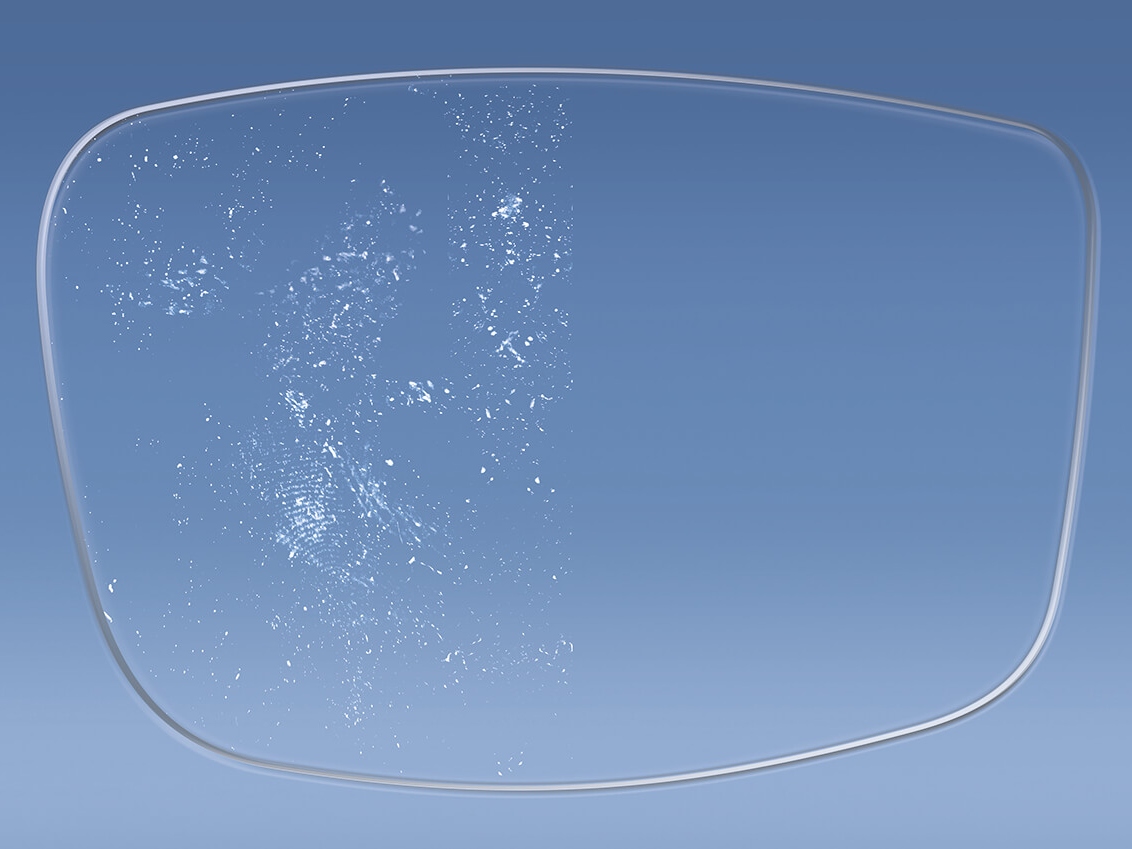 Illustratie van een brillenglas met en zonder ZEISS brillenglascoatings die een antistatische laag toevoegen aan het glas 