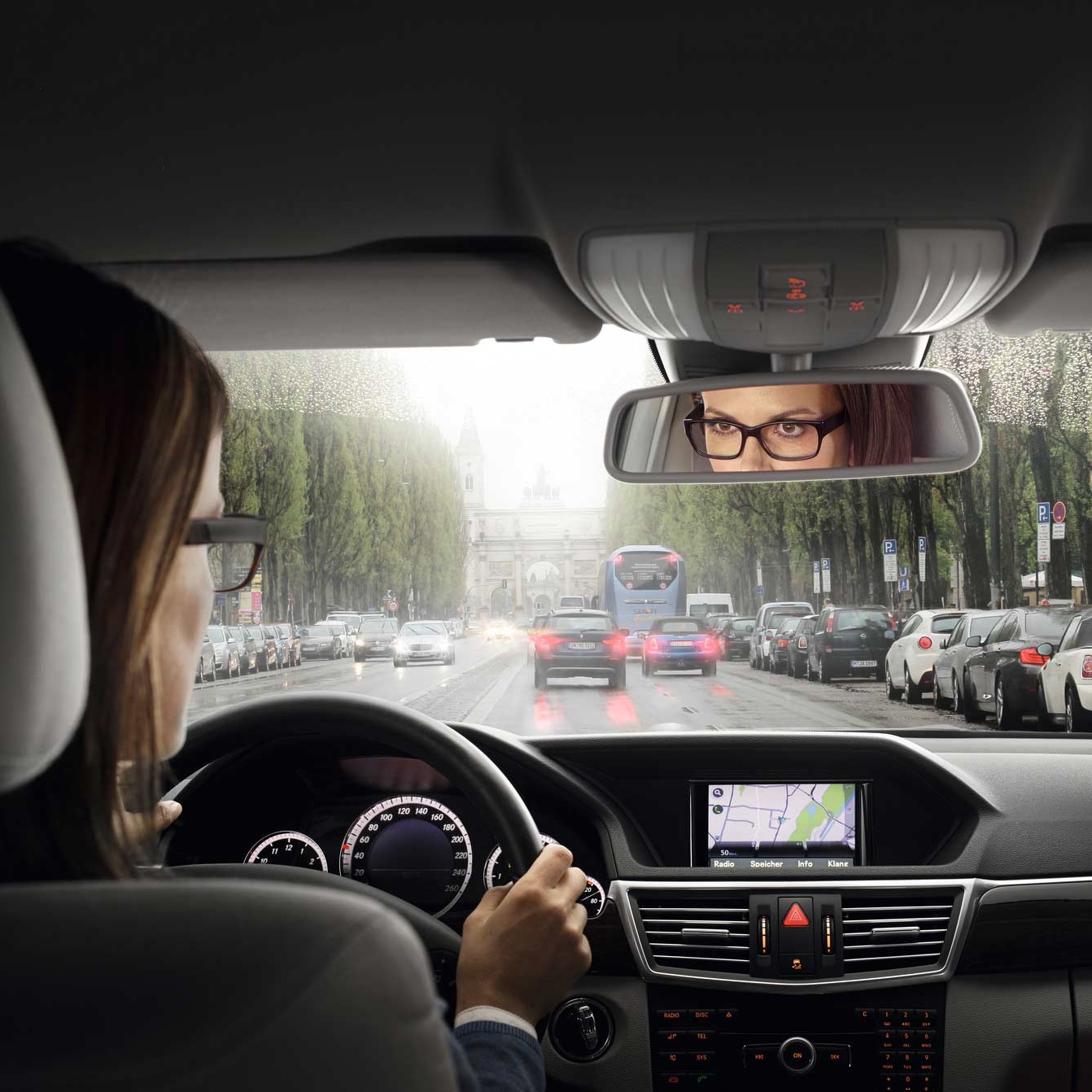 Moeite om de ogen scherp te stellen wanneer ze afwisselend op het dashboard en op de weg gericht zijn