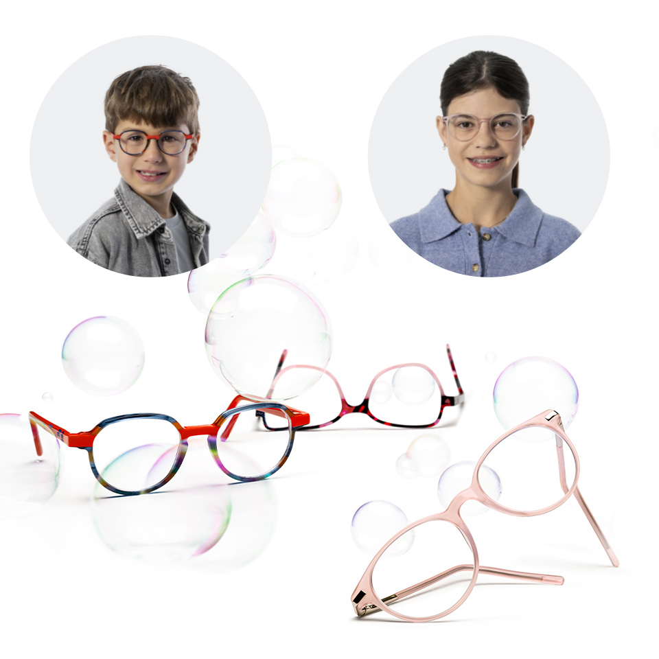 Een portretfoto van een jonge jongen met een bril, met daarnaast een andere portretfoto van een ouder meisje met een bril. Onder de twee portretfoto&apos;s staan verschillende brilmonturen en glazen.