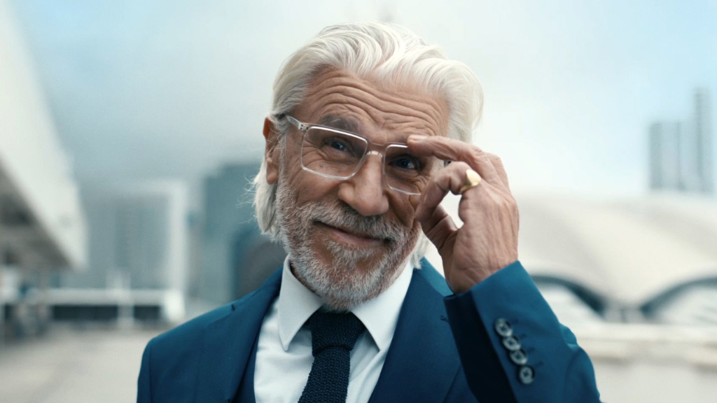 Volwassen man draagt ZEISS Multifocaal SmartLife bril